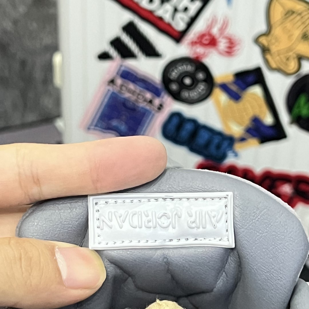 Giày Nike Air Jordan 4 Retro Kaws Best Quality
