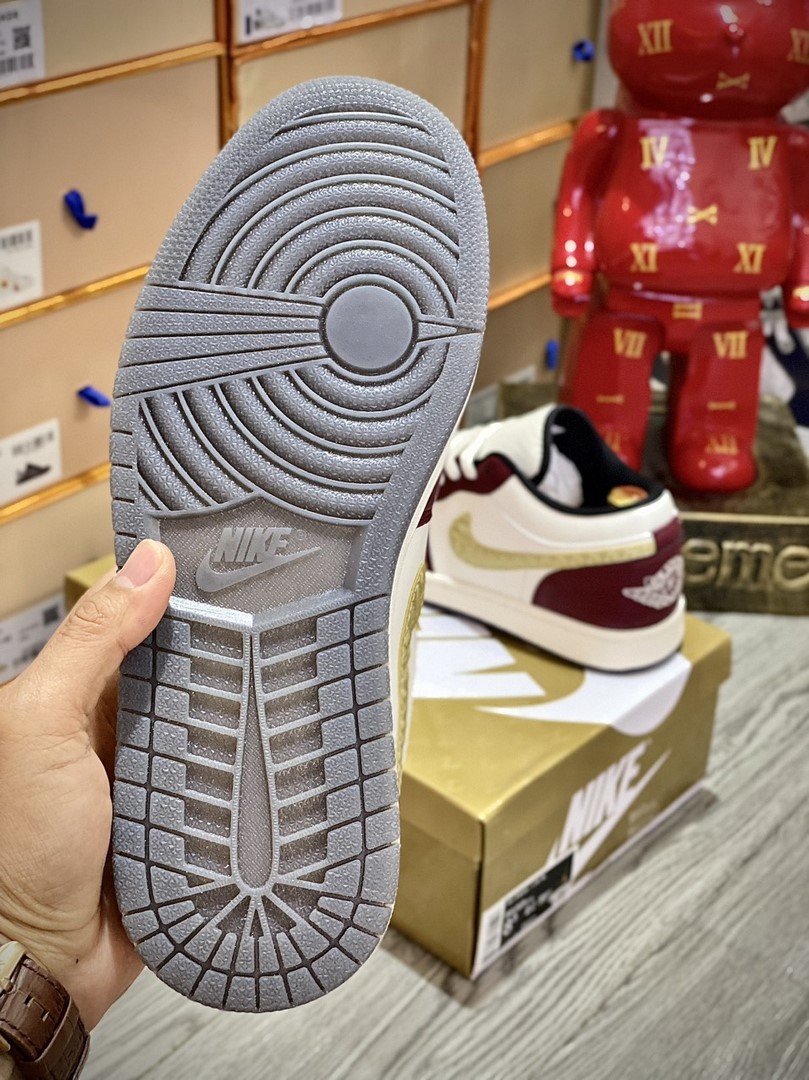 Giày Nike Air Jordan 1 Low Off The Grangon 2024
