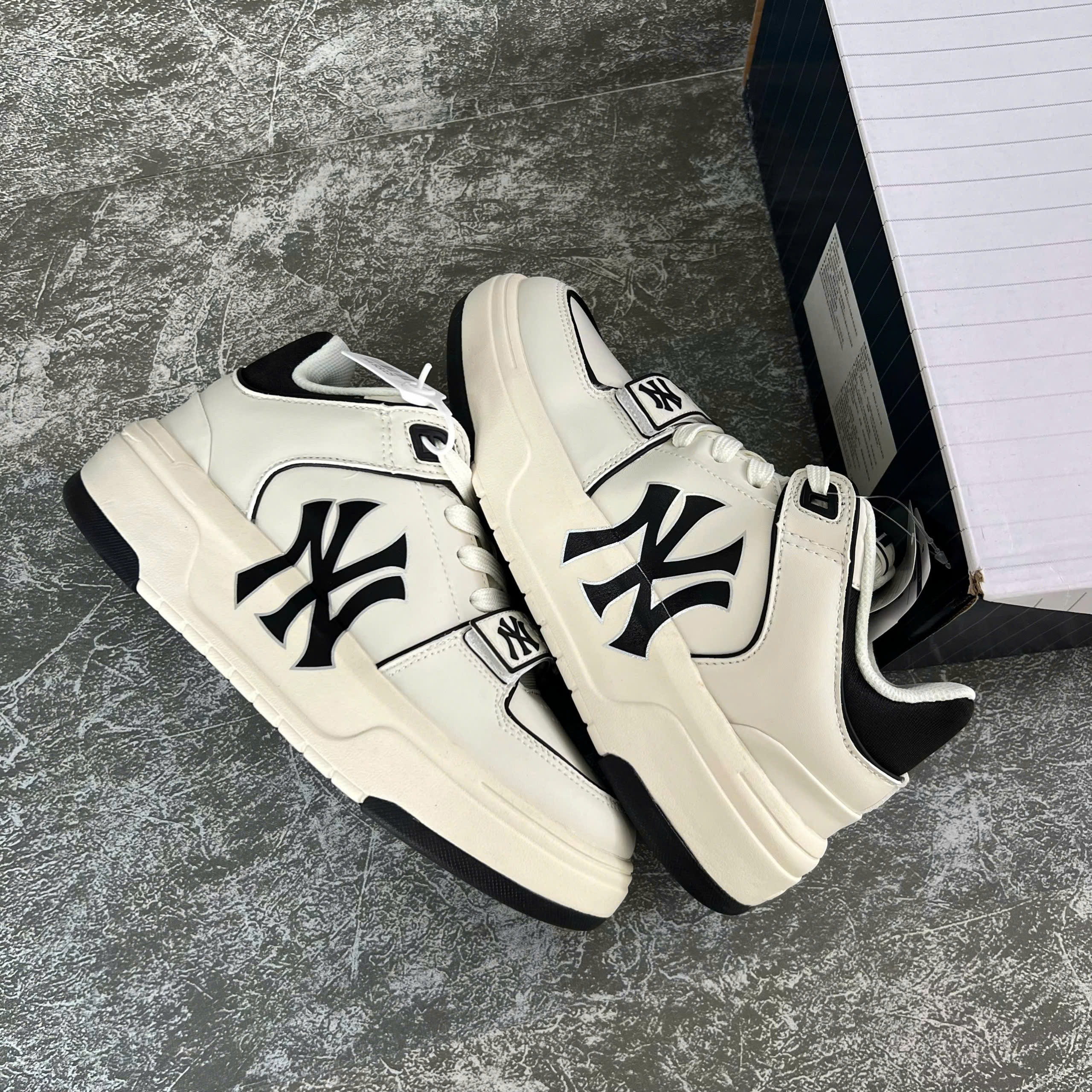 Giày MLB Chunky Mid Liner NY Yankees ‘White Black’