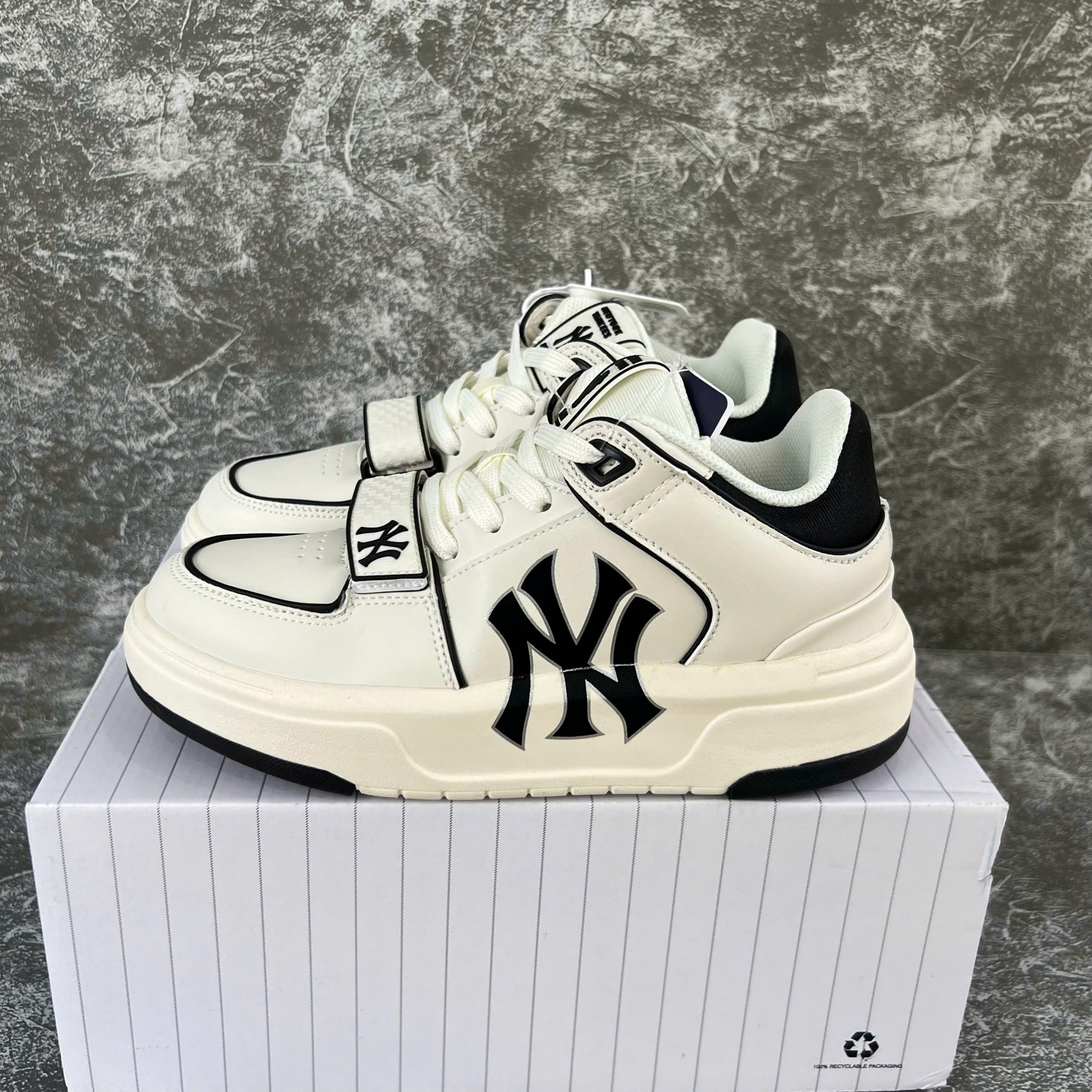 Giày MLB Chunky Mid Liner NY Yankees ‘White Black’