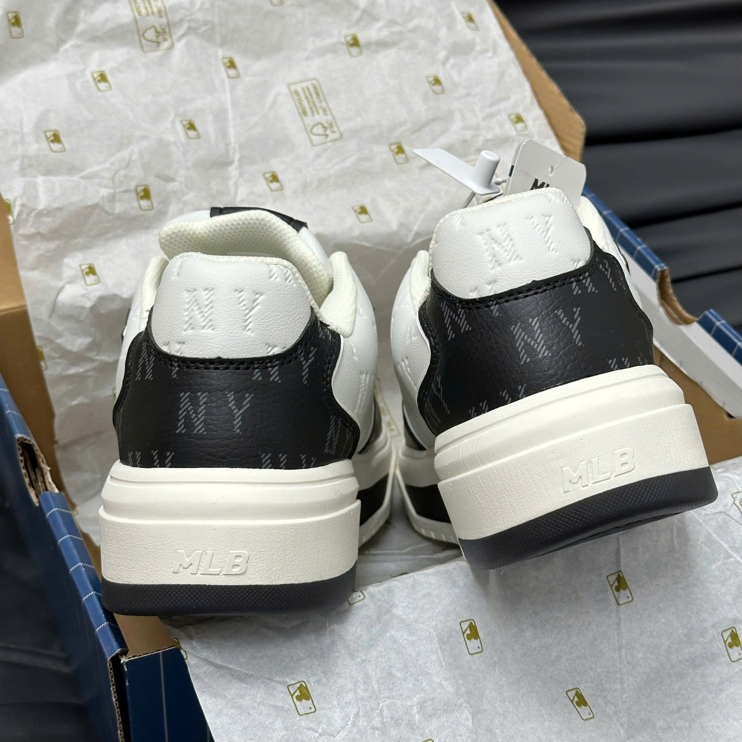 MLB - Giày sneakers unisex cổ thấp Chunky Liner Embo Monogram Best Quality