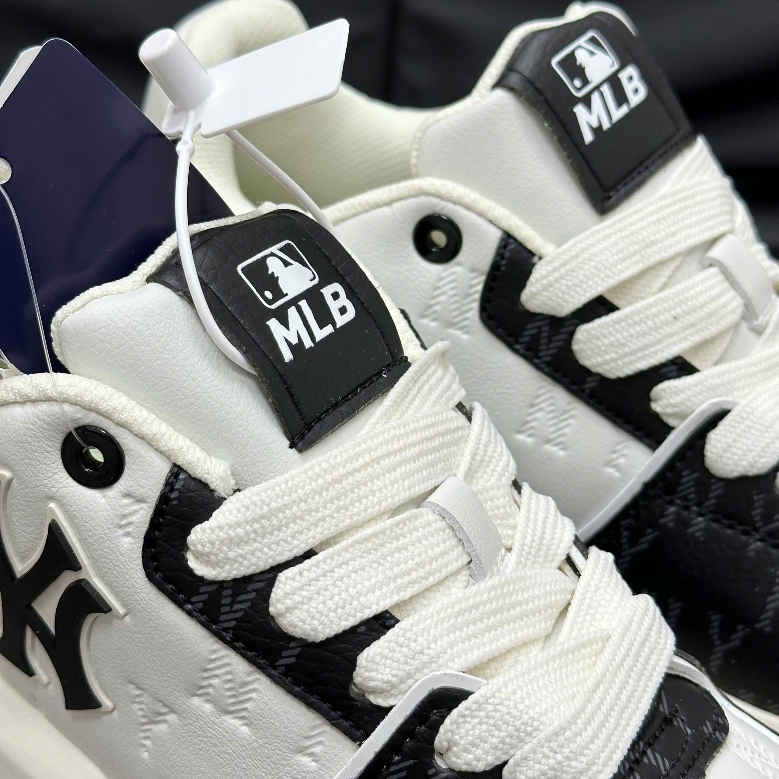 MLB - Giày sneakers unisex cổ thấp Chunky Liner Embo Monogram Best Quality