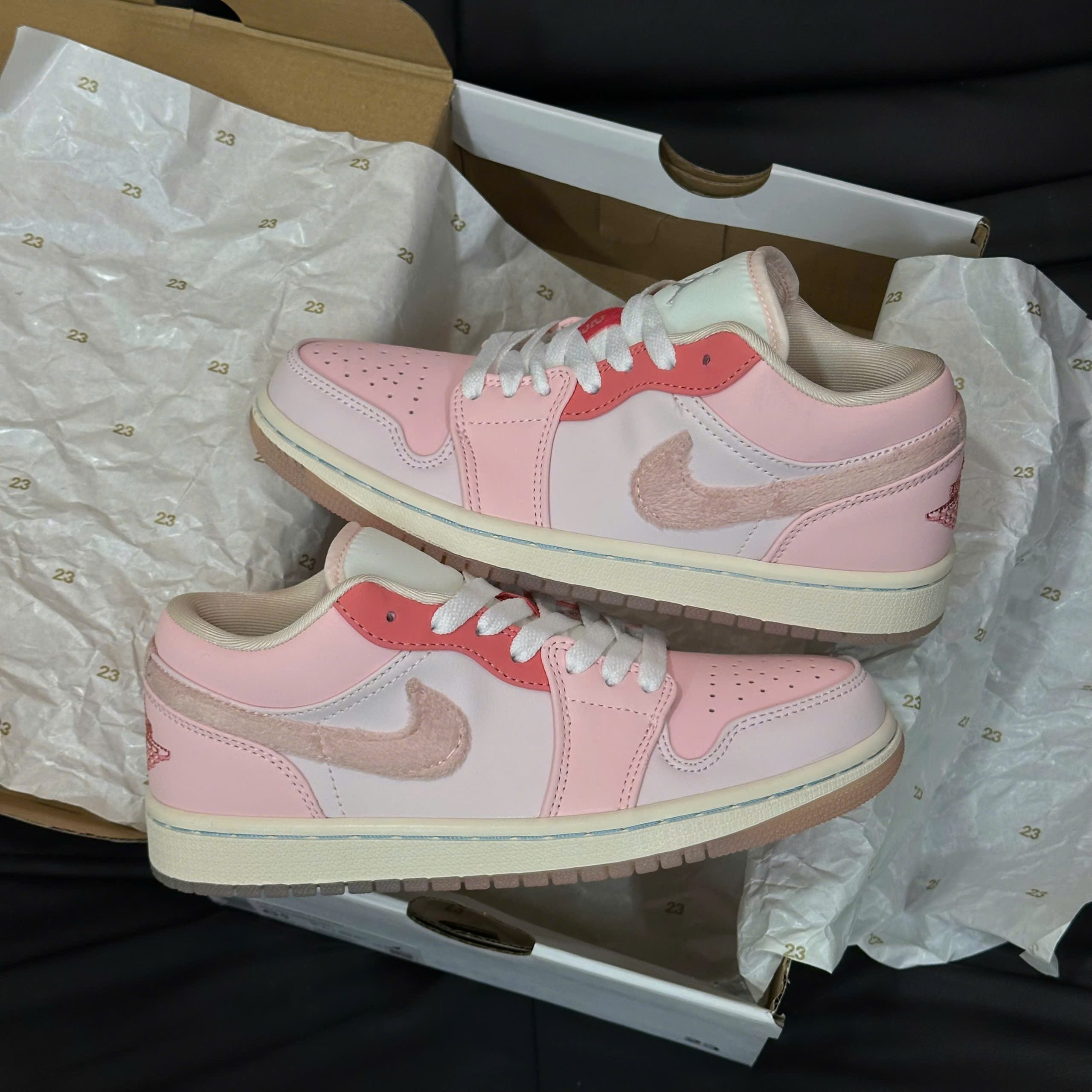 <br />Giày Nike Wmns Air Jordan 1 Low SE ‘Mighty Swooshers’