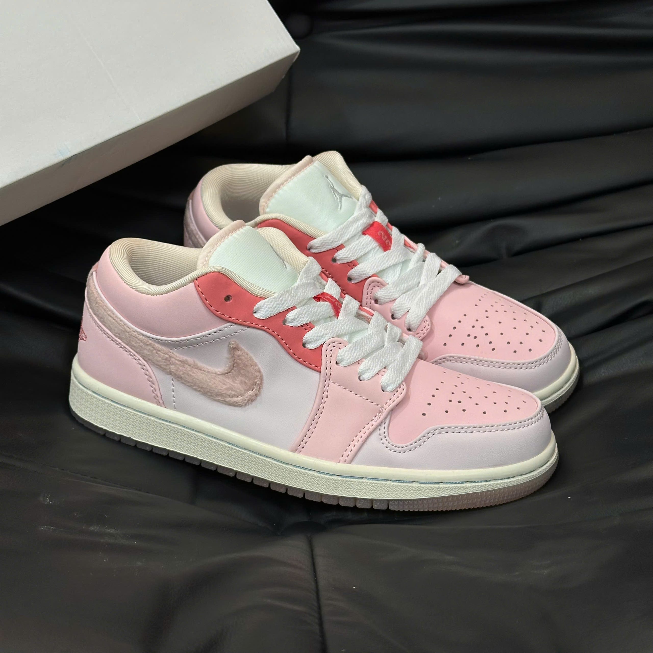 <br />Giày Nike Wmns Air Jordan 1 Low SE ‘Mighty Swooshers’