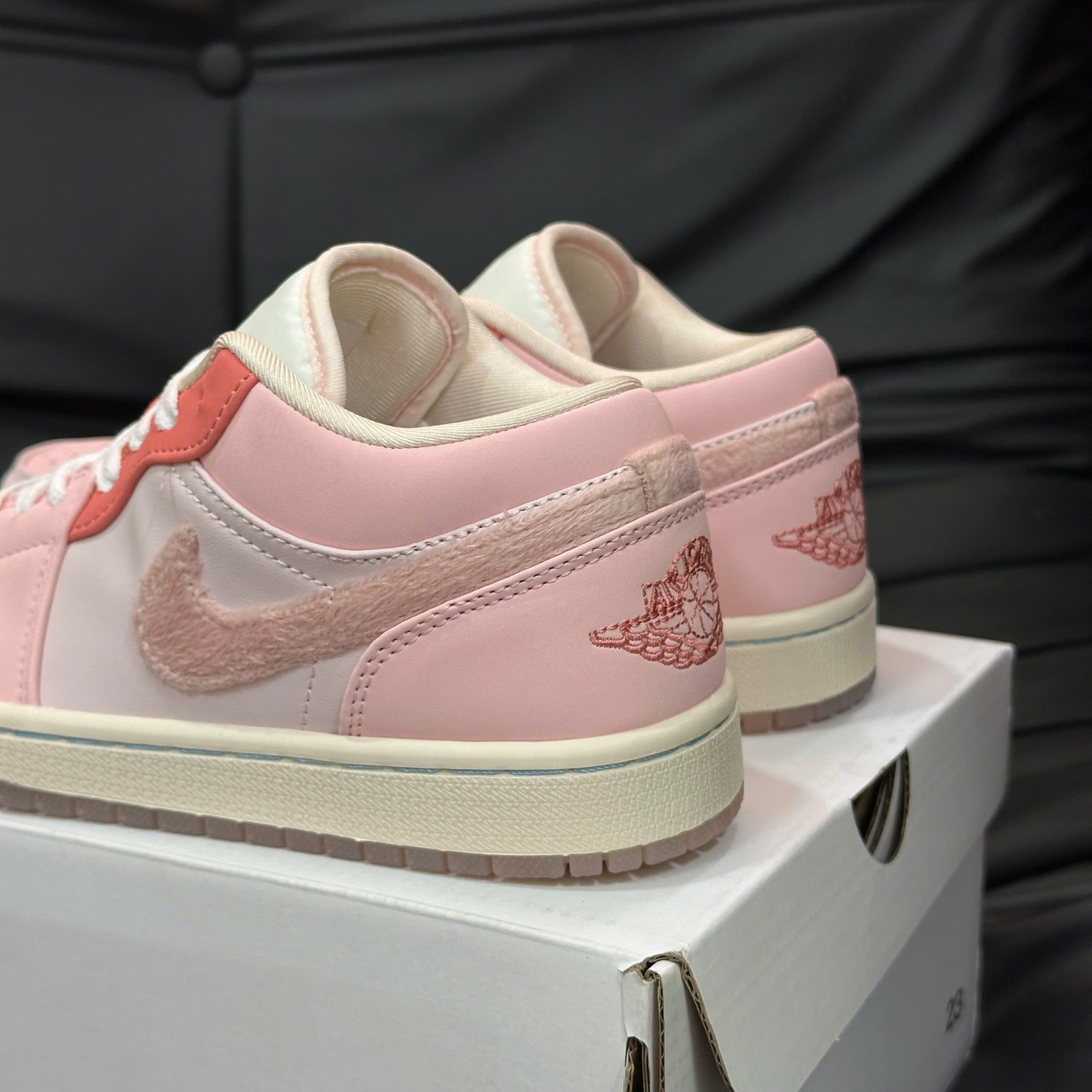 <br />Giày Nike Wmns Air Jordan 1 Low SE ‘Mighty Swooshers’