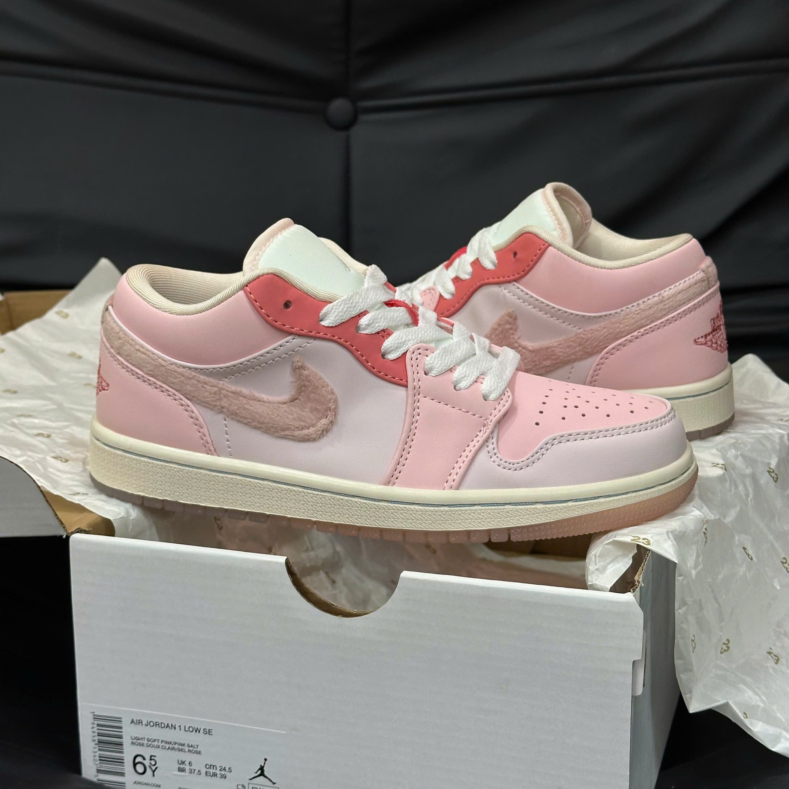 <br />Giày Nike Wmns Air Jordan 1 Low SE ‘Mighty Swooshers’