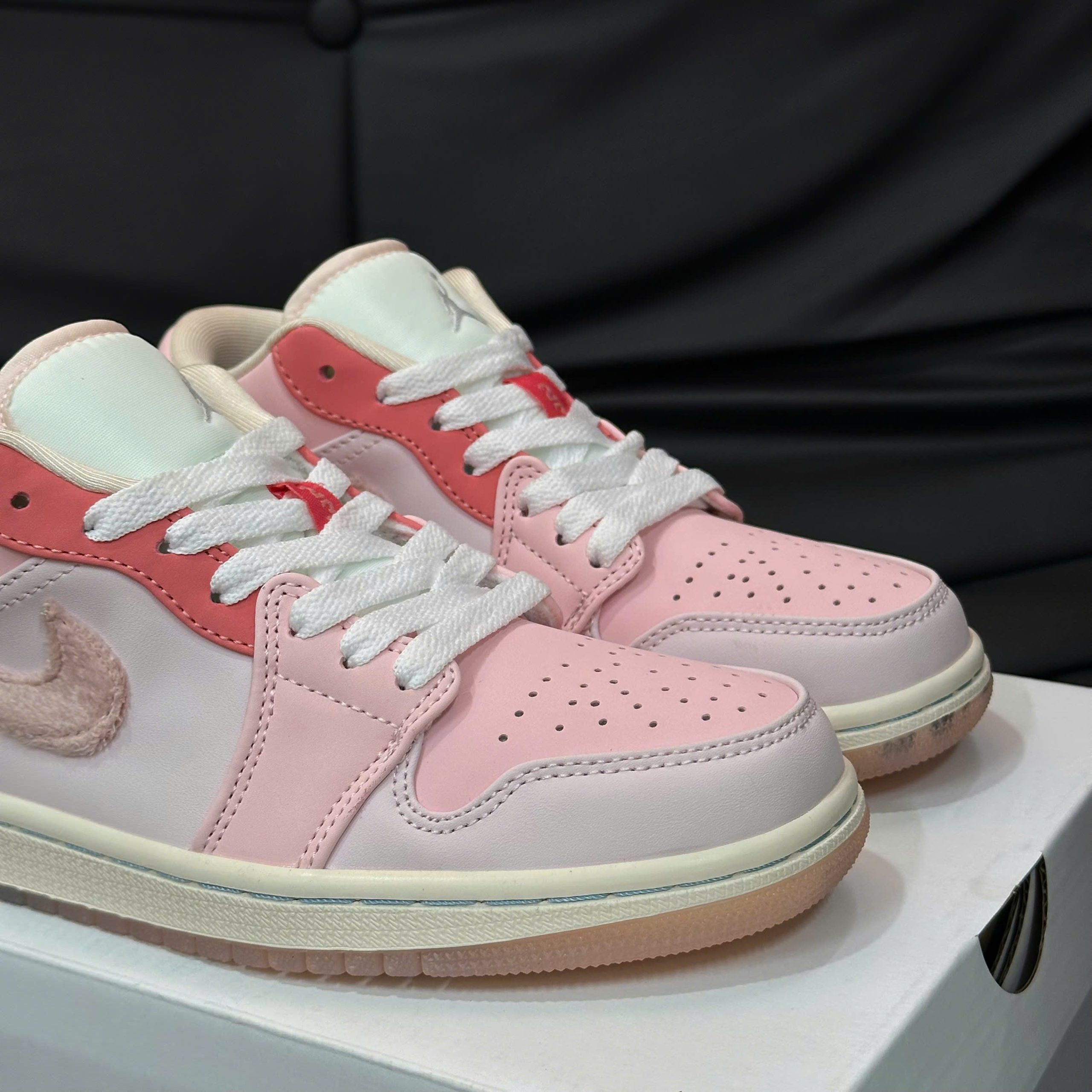 <br />Giày Nike Wmns Air Jordan 1 Low SE ‘Mighty Swooshers’