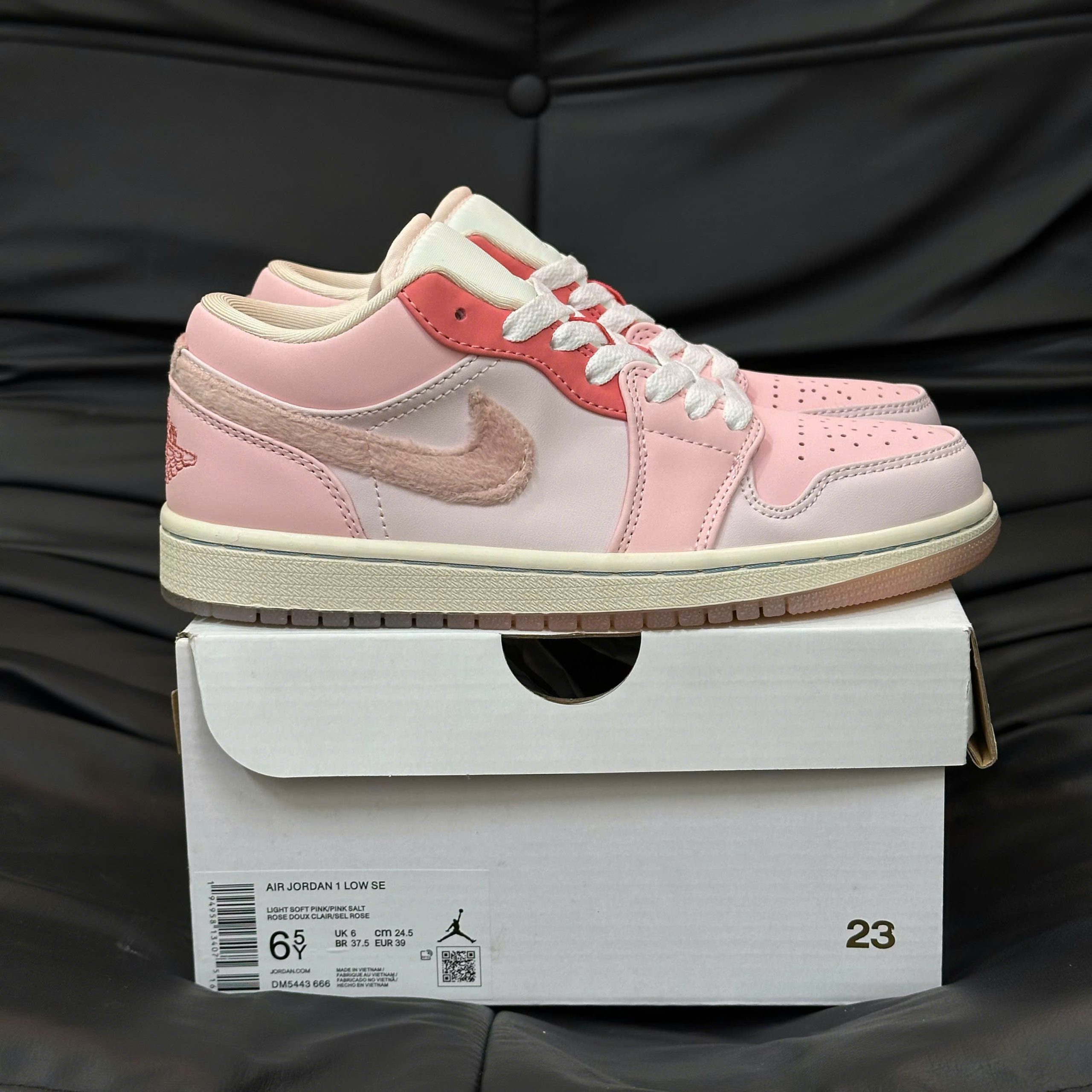 <br />Giày Nike Wmns Air Jordan 1 Low SE ‘Mighty Swooshers’