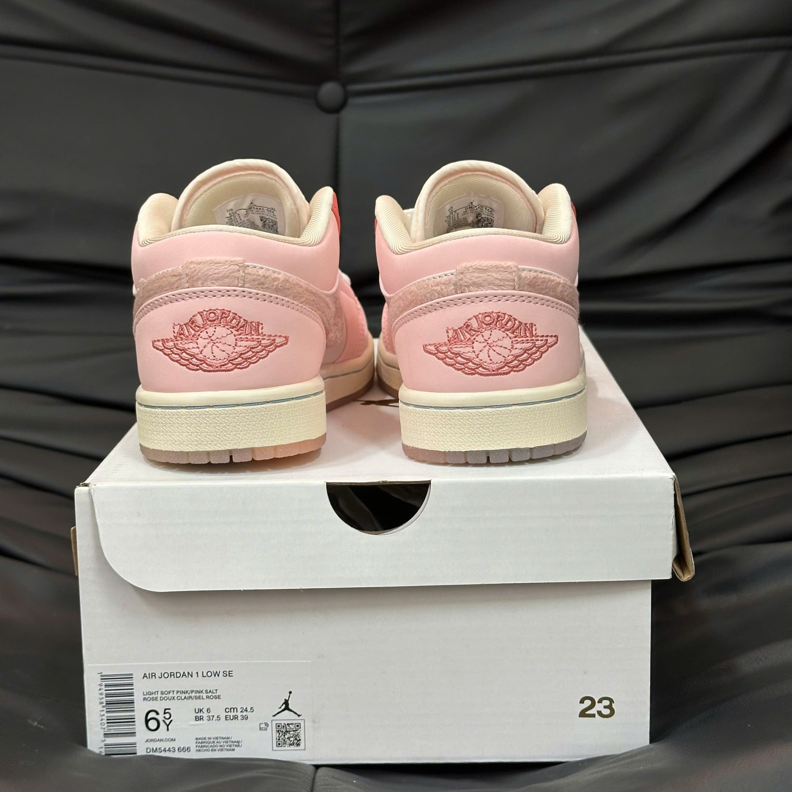 <br />Giày Nike Wmns Air Jordan 1 Low SE ‘Mighty Swooshers’
